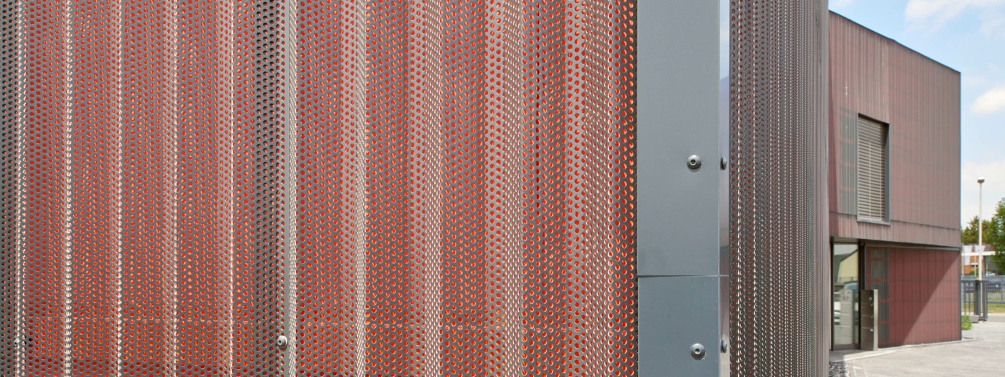 DELTA®-FASSADE COLOR in rot an einem Bürogebäude in Hamm